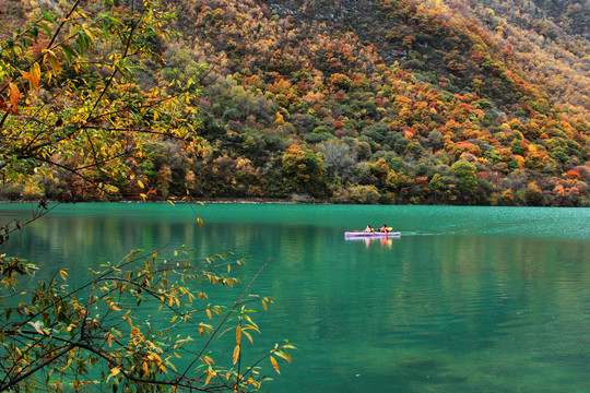 茂县松坪沟秋色彩林湖水