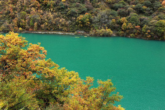 茂县松坪沟秋色彩林湖水