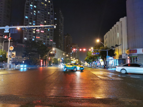 城市道路交通十字路口夜景