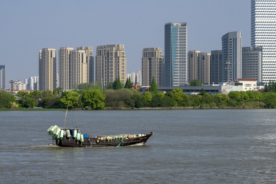 上海黄浦江上的渔船及现代建筑群