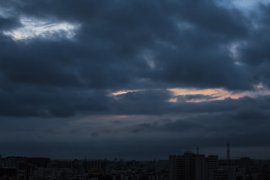 早晨城市上空云层厚重