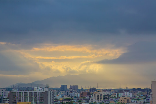 城市上空阳光照耀光芒万丈