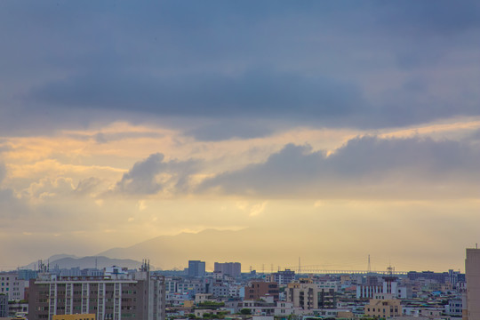 城市上空阳光照耀光芒万丈