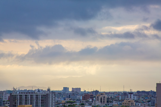 城市上空阳光照耀光芒万丈