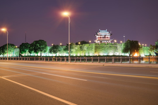 中国苏州古城墙古城门和高速公路