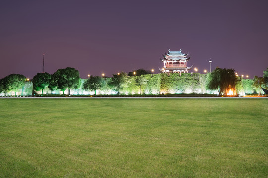 中国苏州古城墙古城门和大片草坪