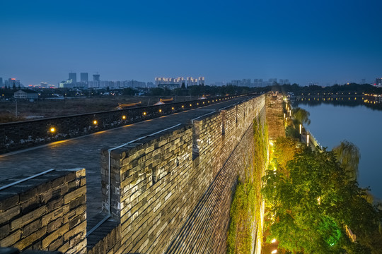 中国苏州古城墙古城楼古城门夜景