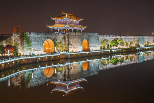 中国苏州古城墙古城楼护城河夜景