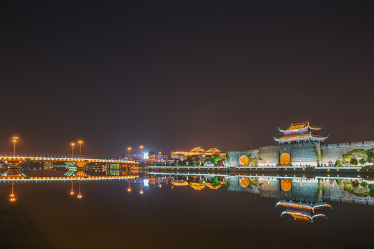 中国苏州古城墙古城楼护城河夜景