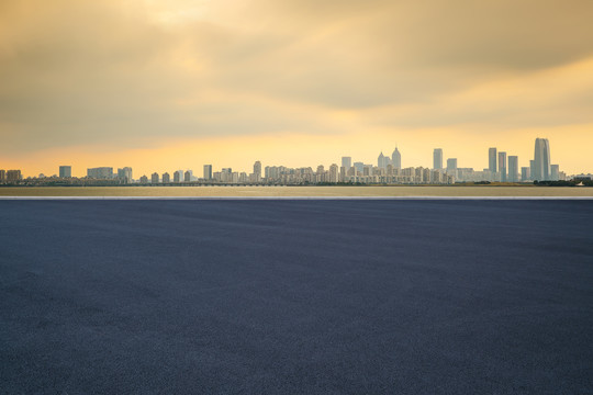 中国苏州高速公路和城市建筑风光