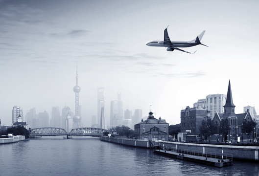 上海的摩天大楼和天空中的飞机