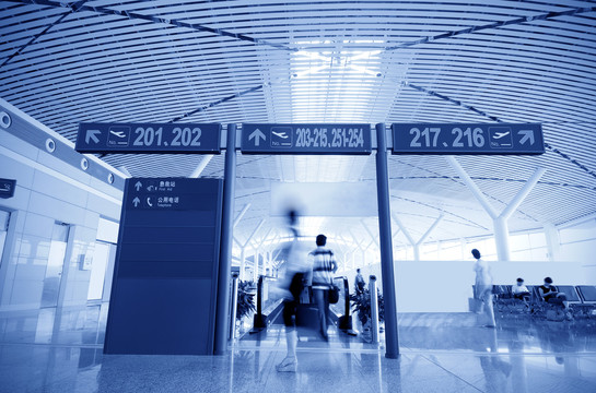 上海浦东机场航站楼和乘客