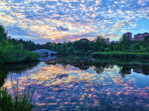 青海西宁西郊乐园夕阳彩霞倒影