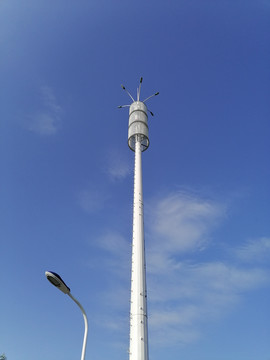 蓝天白云下的移动通讯信号塔