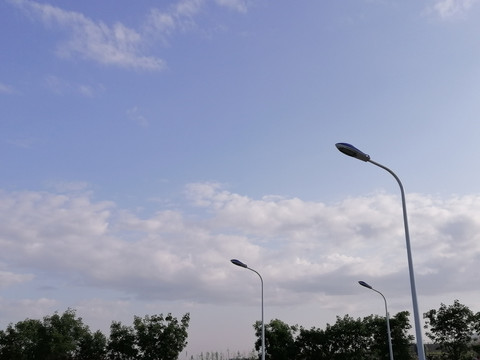蓝天白云下的路灯
