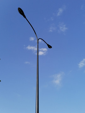 蓝天白云下的路灯