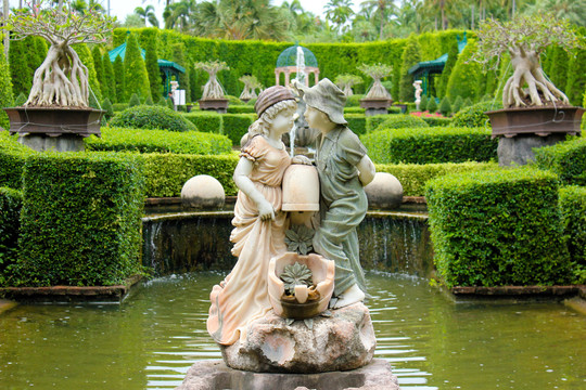 喷泉池中的雕塑