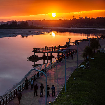 五彩夕阳渭河流