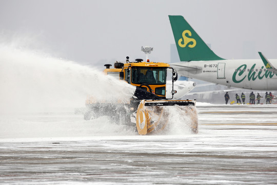 机场除雪作业中的大型抛雪车