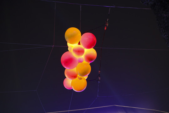 空中彩色气球装饰