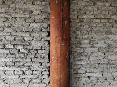 水泥灰砖墙体廊柱