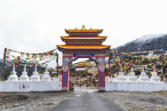 宗教寺庙生态草地金碧辉煌