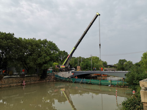 钢架桥梁建设工地