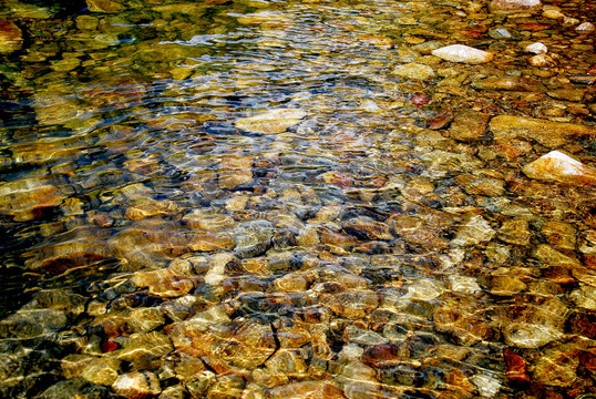 清澈见底的溪水