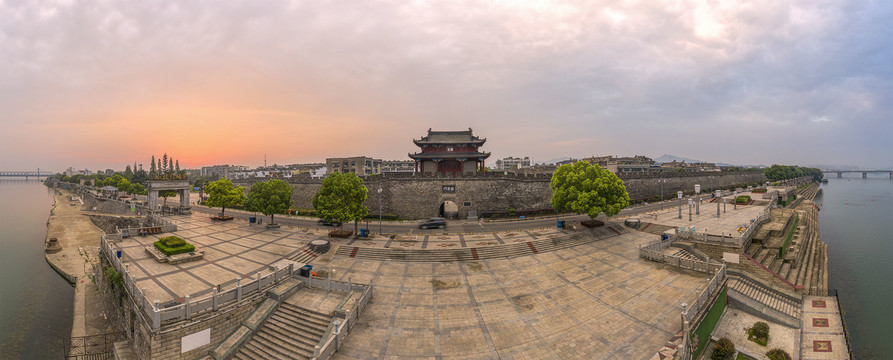 鸟瞰晨曦里的襄阳古城宽幅大图