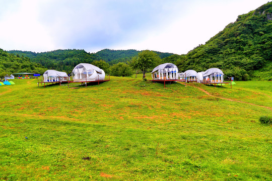 草地阳光小屋