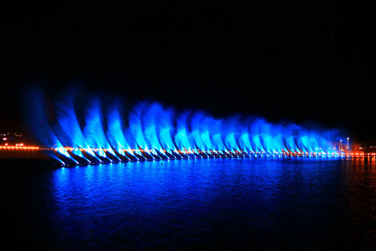 湖上音乐喷泉灯光秀