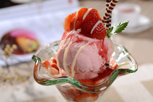 草莓圣代冰淇凌