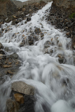 山间水流