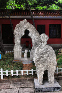 青岛市美术馆人形石刻