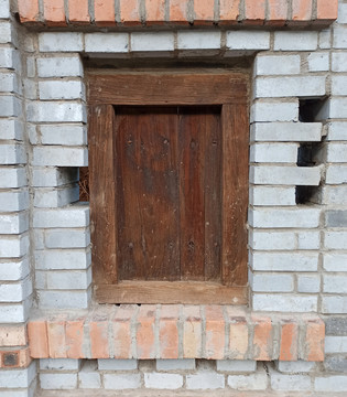 老建筑上的木制窗户