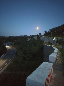 夜色中的盘山路