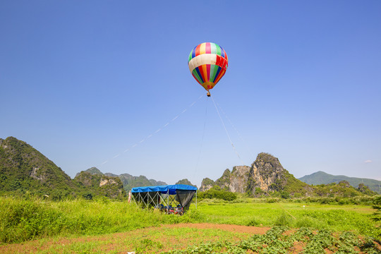 九龙峰林景区内的热气球