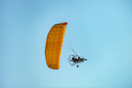 龙峰林小镇的动力滑翔伞