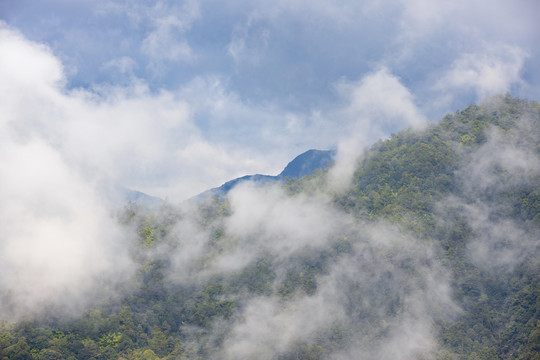 广东第一峰山上跌落的云雾