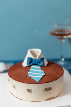 蓝色背景上的蛋糕