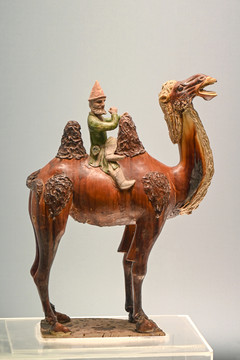 唐三彩胡人骑骆驼