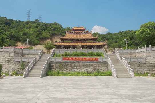 山顶的寺庙景观