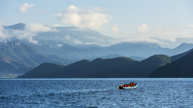 泸沽湖泛舟