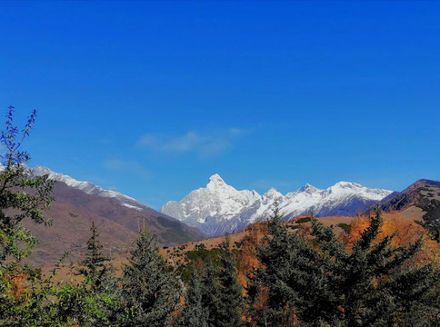 蓝天下的雪山