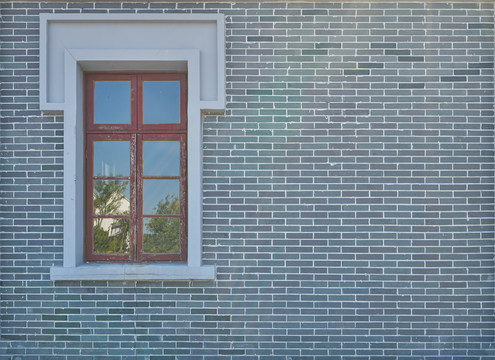 窗户和青砖墙