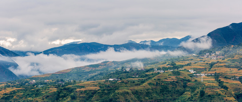 云雾缭绕的高山山脉与光伏发电
