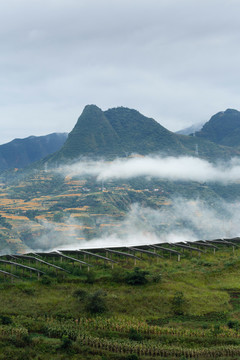 云雾缭绕的高山与太阳能光伏发电