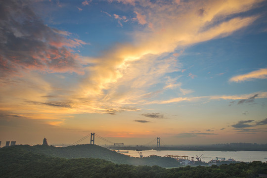 中国江阴长江大桥和长江港口风光