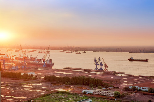中国江阴船厂和长江港口码头风光