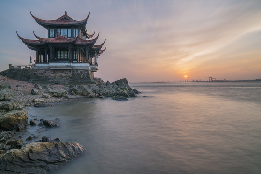 中国江阴长江边的望江楼和自然风